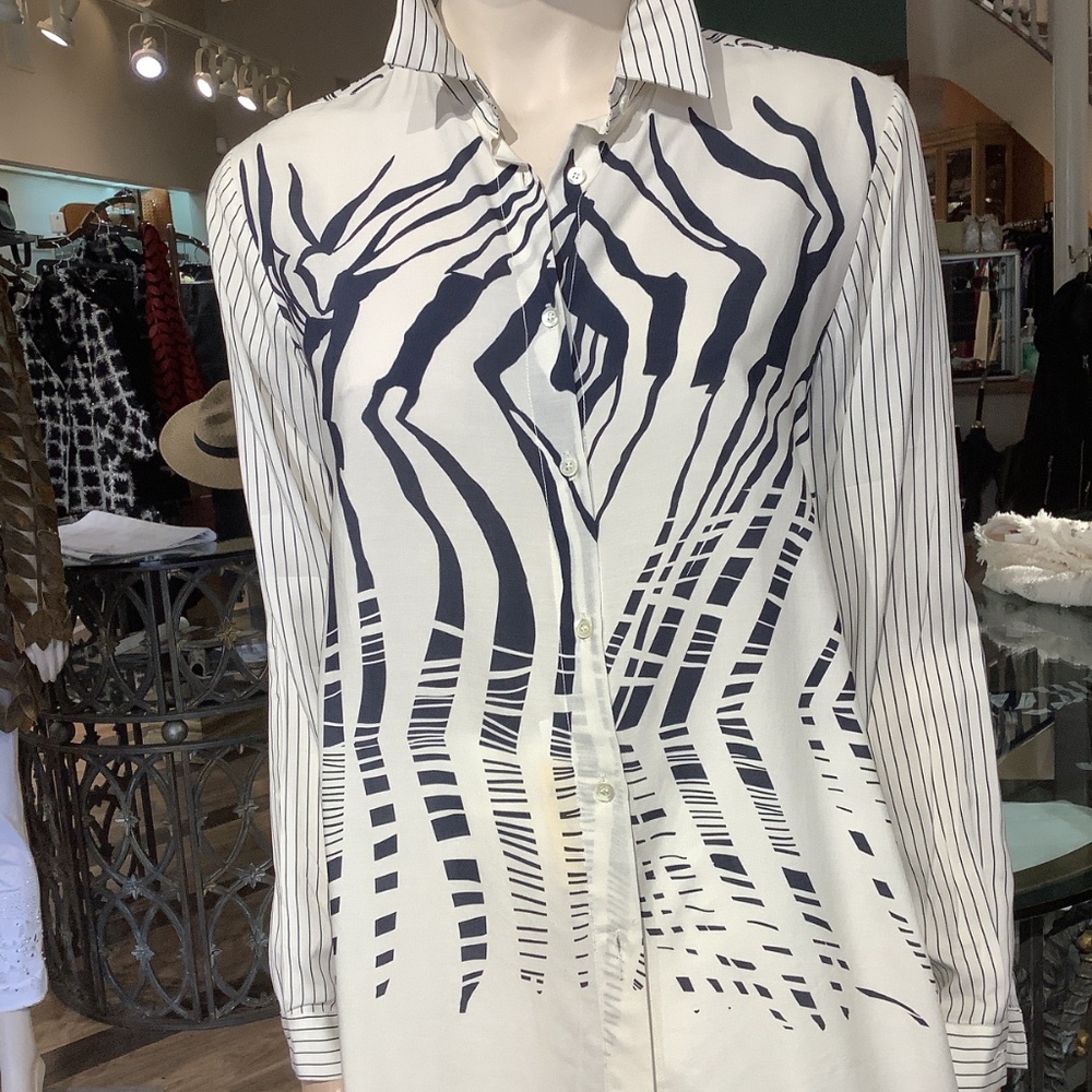 Gorgeous Italian long sleeve blouse. Pinstripe & print crème and or navy - Picture 2 of 9